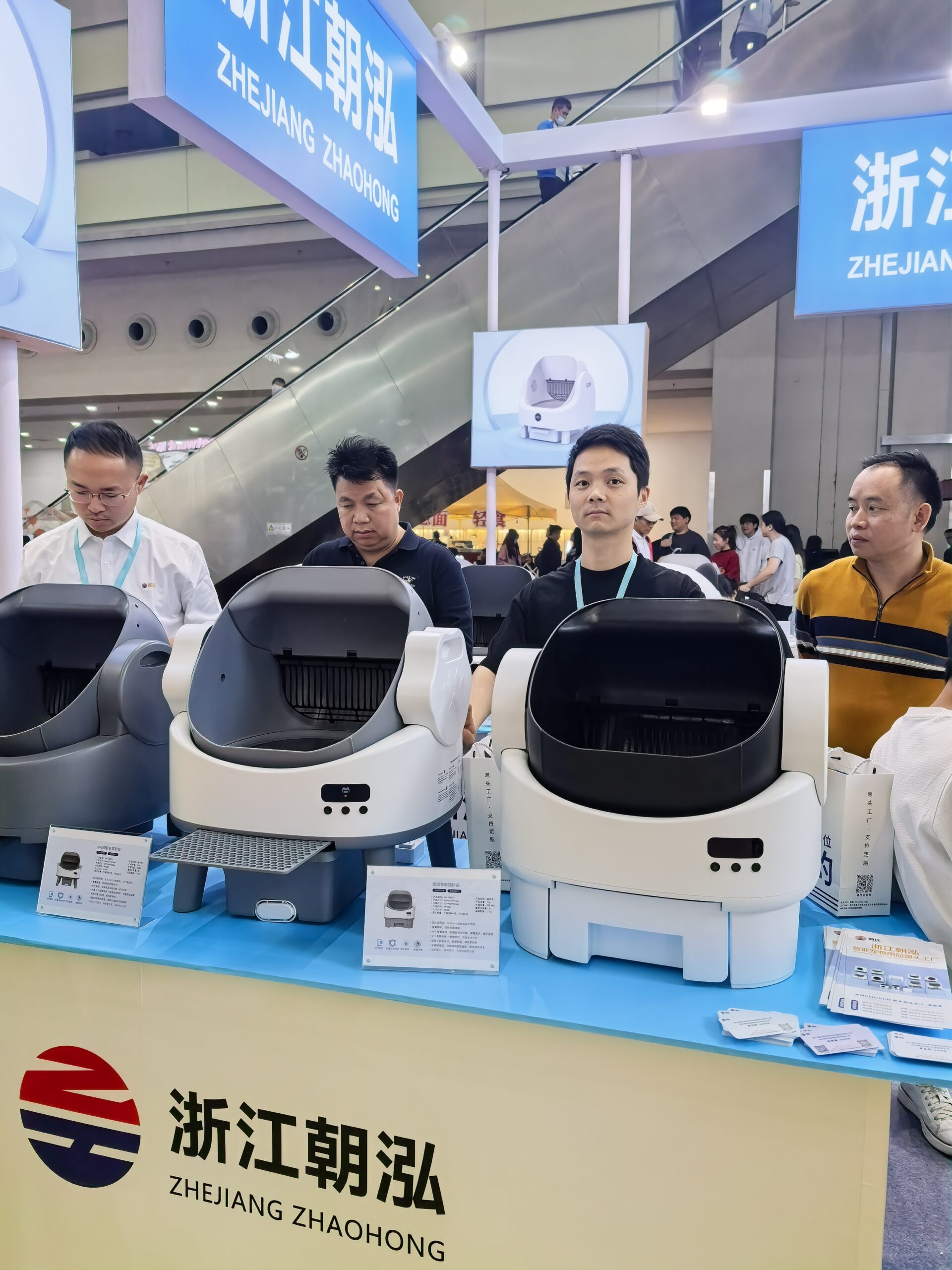 Three Eviehome smart automatic cat litter box models displayed at China international pet supplies exhibition