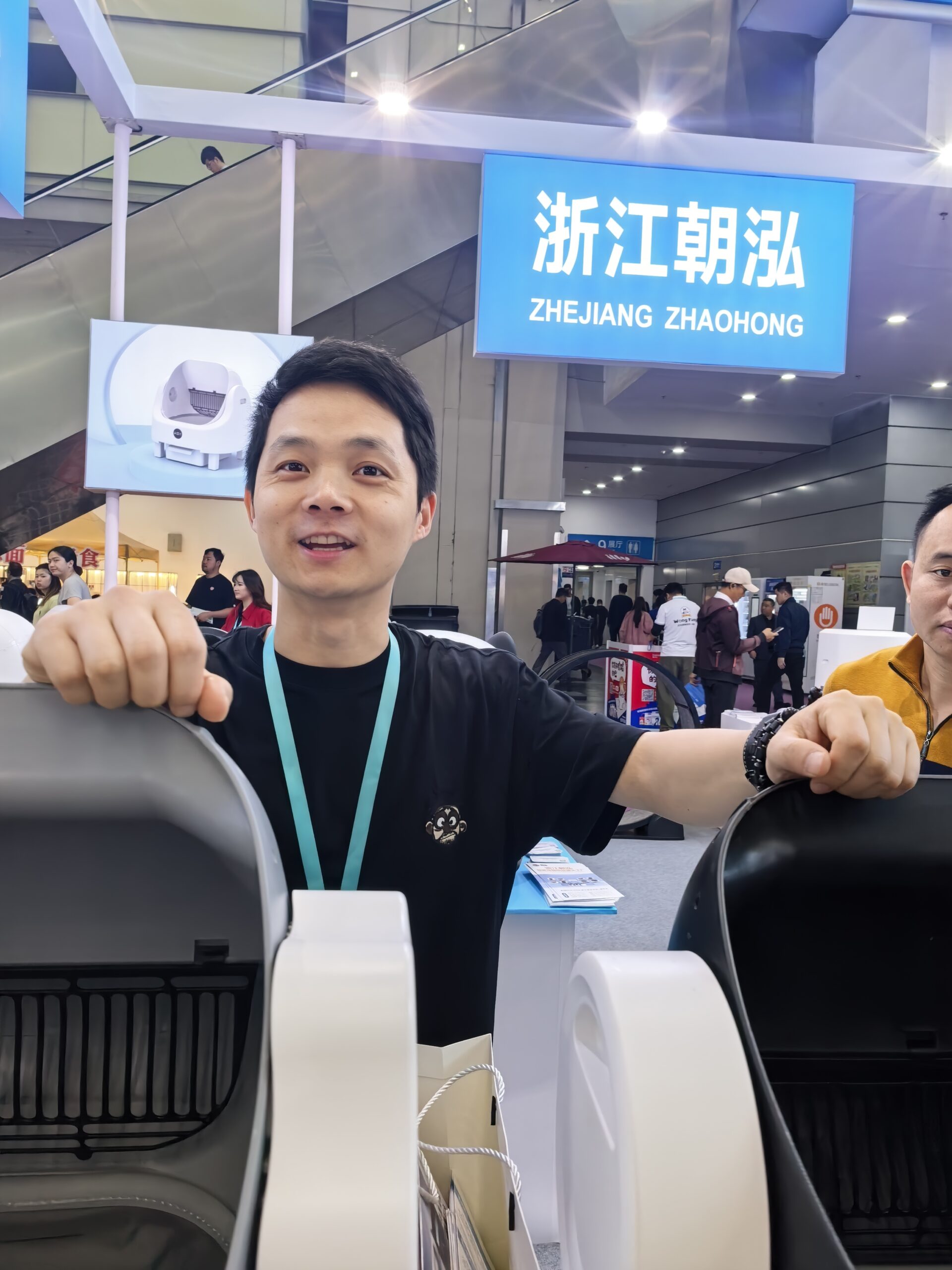 Eviehome export manager presenting OEM smart pet products at China international pet trade show