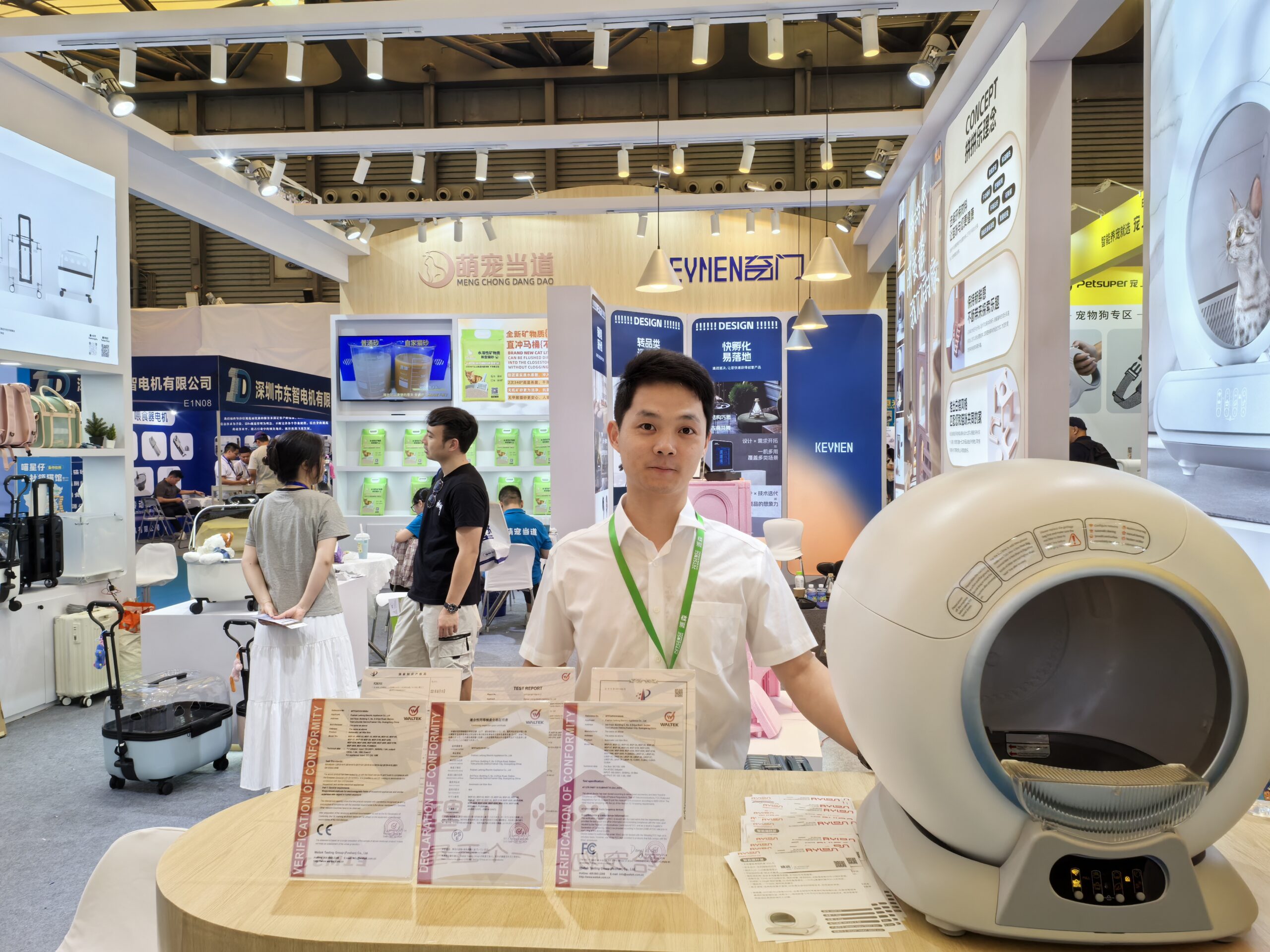 Eviehome exhibition booth at China pet products trade show 2025 displaying smart self-cleaning cat litter boxes and certifications