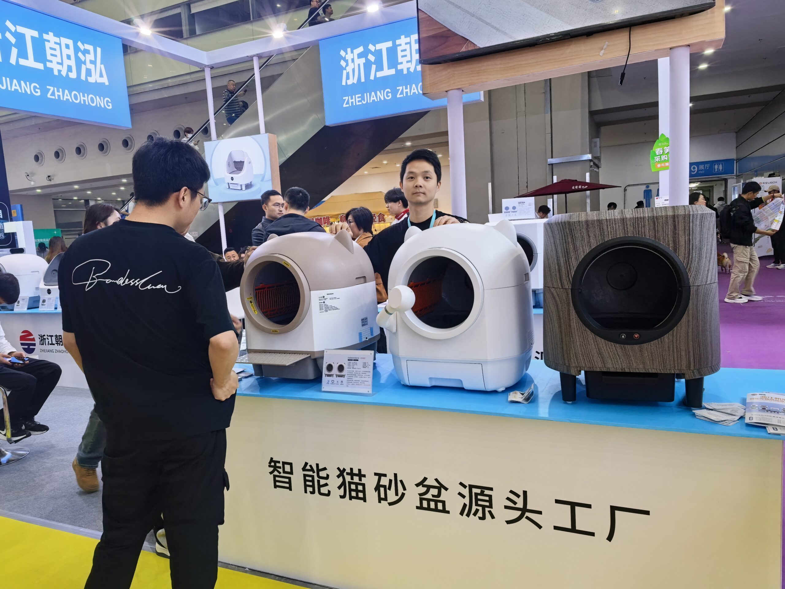 Eviehome smart automatic cat litter boxes on display at the Zhejiang Zhaohong booth China pet exhibition